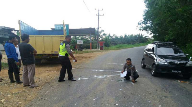 Truk Tabrak Motor, Dua Orang Luka Parah