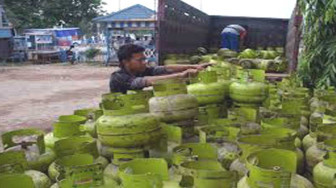 Gas 3 Kg Langka, Orang Kaya Jangan Ikut Antre