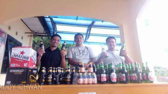 Polisi Amankan Puluhan Botol Miras di Perumahan PT KDA