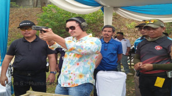 Zumi Zola Latihan Menembak, Katagori Pemula Dapat Nilai Baik