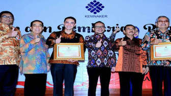Gubernur Jambi Terima Penghargaan Ketenagakerjaan