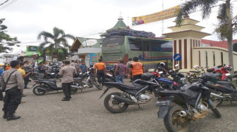 Ratusan Polisi Paksa Bus ALS Ini Masuk ke Mapolres