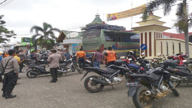 Ratusan Polisi Paksa Bus ALS Ini Masuk ke Mapolres