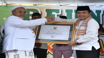 H Al Haris Beri Penghargaan kepada KH Satar Saleh