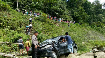 Terjun ke Jurang Berbatu, Tujuh Penumpang Avanza Ini Selamat