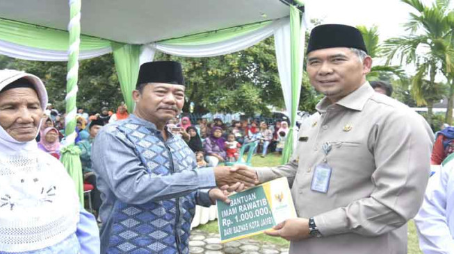 Salurkan Bantuan Duafa, Petugas Syara dan Renovasi Masjid, Fasha : Umat Shaleh secara Individual dan Sosial