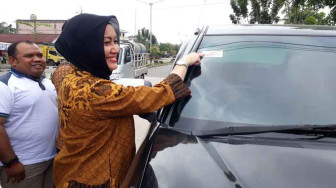 Anti Korupsi, Kajari Cantik Sebarkan Stiker
