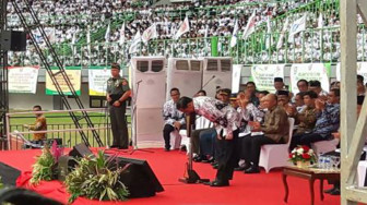 Presiden Jokowi Membungkuk Dihadapan Para Guru