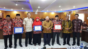 Bupati Tanjabbar Serahkan Bonus kepada 17 Qori dan Qoriah