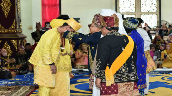 Zumi Zola dan Istri Terima Gelar Adat dari LAM Jambi