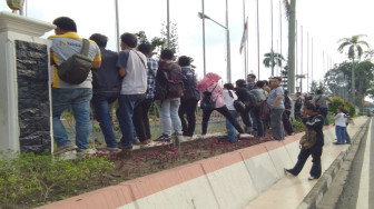 Puluhan Wartawan Berkerumun di Depan Rumah Dinas Zola