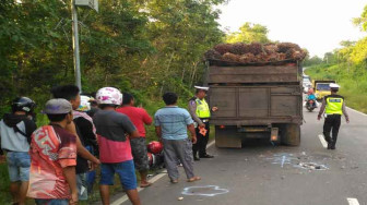 Tabrak Truk Berhenti, Kakak Beradik Tewas