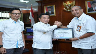 Lunas Pajak Penerangan Jalan, Bupati Merangin Terima Penghargaa PLN