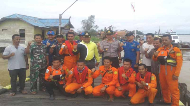 Breaking News : Dua ABK Diyakini Masih Terapung, Tim Basarnas Butuh Helikopter