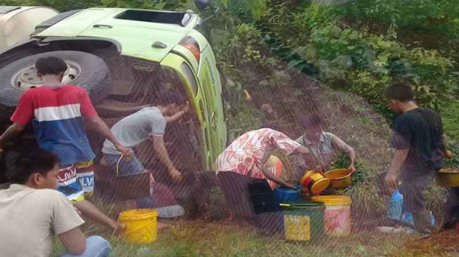 Truk Terguling, Minyak CPO Diserbu Warga
