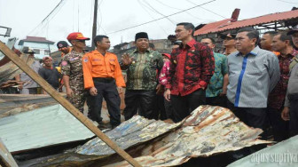 Gubernur Serahkan Bantuan Korban Kebakaran Pasar Sungai Penuh