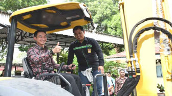 Pemerintah Provinsi Jambi Beri Bantuan Alat Berat