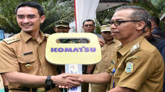 Zola Serahkan Bantuan Alat Berat dan Keuangan Untuk Tanjabtim
