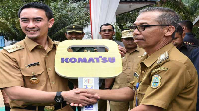 Zola Serahkan Bantuan Alat Berat dan Keuangan Untuk Tanjabtim