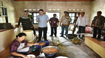 Zola : Pemenuhan Pakan Ikan Terus Diupayakan