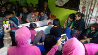 Isak Tangis Sambut Jenazah Aipda Anumerta Fajar Junjungan Panjaitan