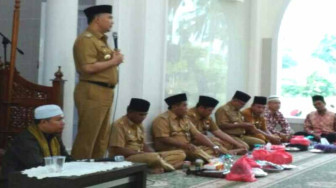 Wali Kota Jambi Serahkan Seragam Kepada Pengurus BKMT