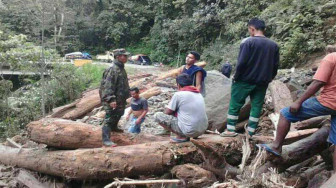Batu-Batu Besar Tutup Badan Jalan Sungai Penuh - Tapan