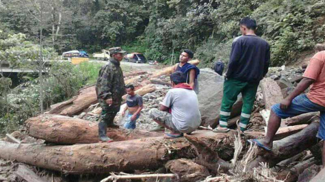 Batu-Batu Besar Tutup Badan Jalan Sungai Penuh - Tapan