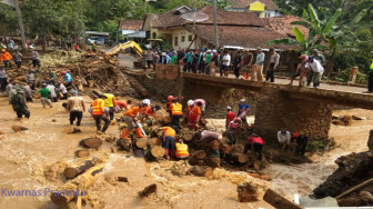 Pramuka Bantu Evakuasi Korban Tanah Longso di Brebes