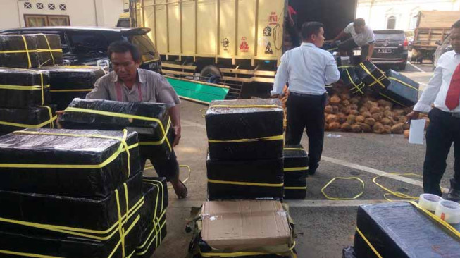 Ratusan Ponsel Diselundupkan Dibalik Tumpukan Kelapa