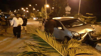 Supir Diduga Mabuk, Minibus Tabrak Trotoar