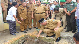Bupati Tanjabbar Letakan Batu Pertama Pembangunan Musholla SMAN 1