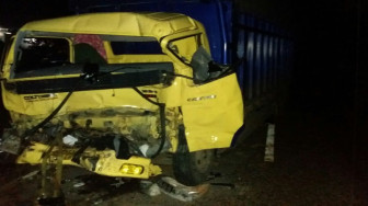 Truk Lawan Bus, Satu Tewas