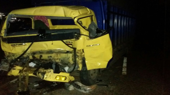 Truk Lawan Bus, Satu Tewas