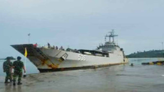 Kapal Perang KRI Teluk Sibolga-536 Lepas Jangkar di Kuala Tungkal