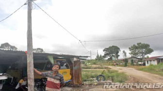 Mengerikan… Jaringan Listrik Desa Pakai Tiang Bambu