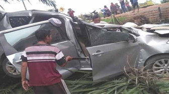Dikejar Polisi, Mobil Ini Hancur Menabrak Pohon Sawit