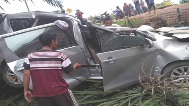 Dikejar Polisi, Mobil Ini Hancur Menabrak Pohon Sawit