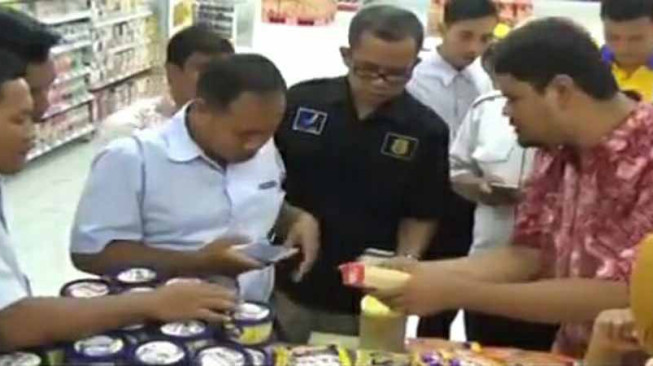 Sosis Babi Itu Ditempatkan Bersamaan dengan Makanan Lainnya