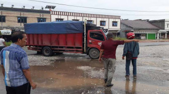 Terobos Penjagaan Warga, Truk Batubara Dipaksa Putar Balik