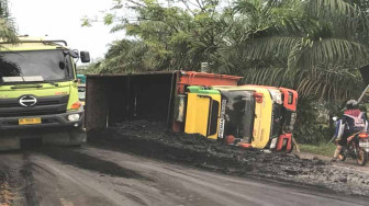 Dua Truk Batubara Terguling, Supirnya Patah Tulang