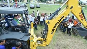 H Husairi Dampingi Zumi Zola Menyerahkan Bantuan Alat Berat