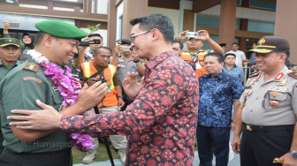 Zumi Zola dan Istri Sambut Kedatangan Danrem Baru