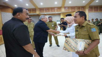 Bupati Tanjabbar Serahkan SK Kenaikan Pangkat