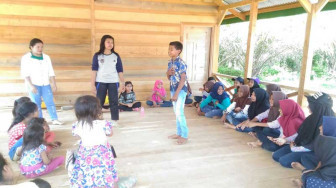 Santi Senang Bisa Belajar Bersama Anak-Anak SAD