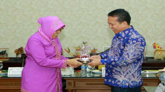 Study Tiru Ke Surabaya, Bupati Syahirsah, Sy. Terima Penghargaan