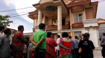 Keluar dari Rumah Jais, Tim KPK Bawa Dua Koper