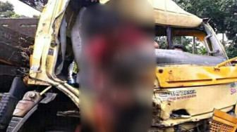 Kecelakaan di Pemayung, Supir Terjepit Dalam Mobil