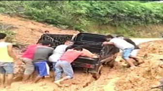 Jalur Jalan Dusun Timbolasi Bungo Terputus