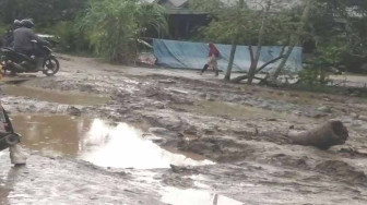 Jalan Lintas Pengabuan Lumpuh Total, Warga Tagih Janji Gubernur